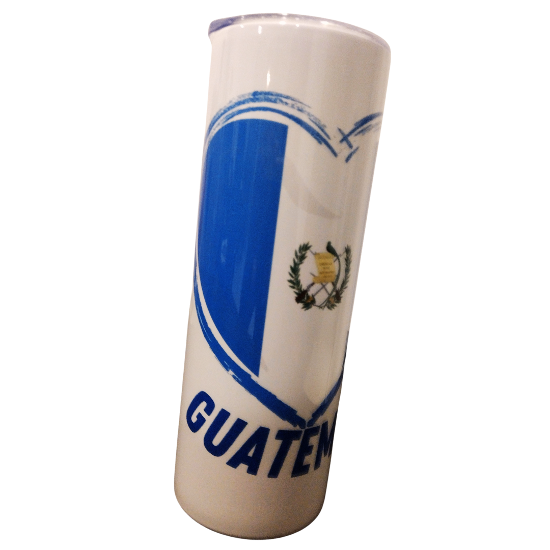 Vaso de acero inoxidable de 20 oz con la bandera de Guatemala en un corazón - Diseño patriótico único